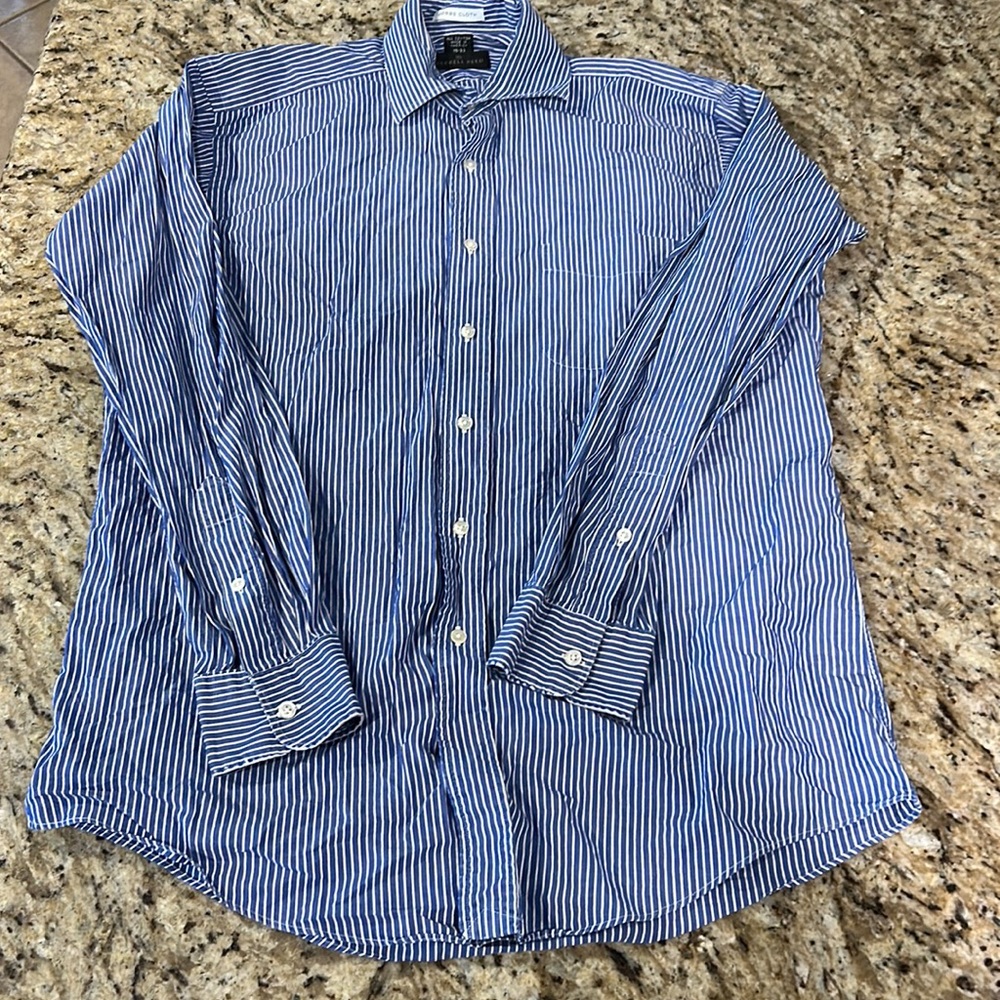 Men’s collared button shirt
